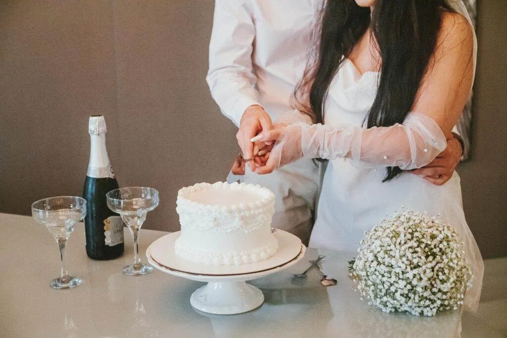 Couple cake cutting